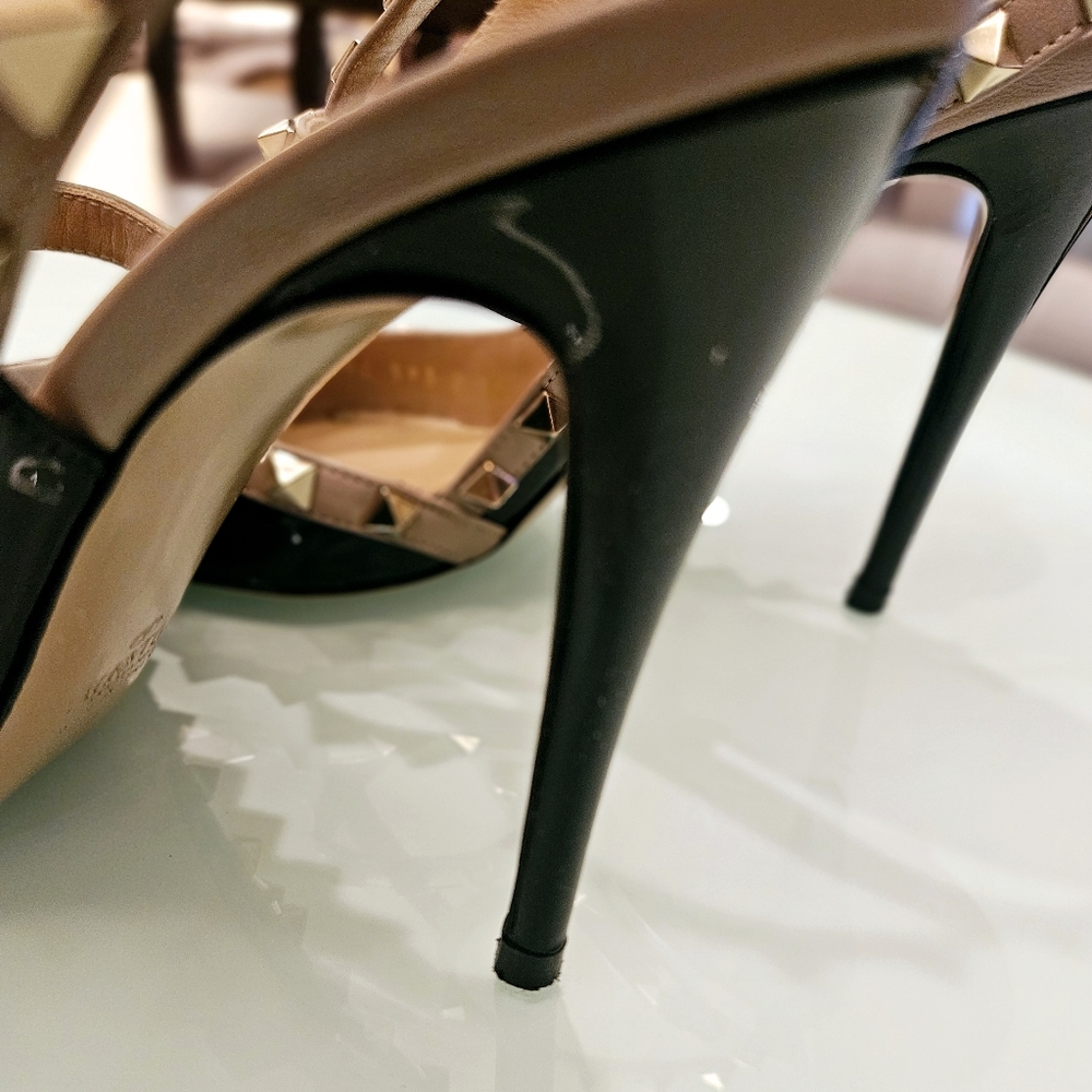 Valentino Rock Studded Pump - Picture 6 of 9